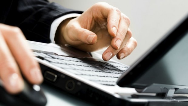 Doi covăsneni sunt cercetați pentru înșelăciune în mediul online