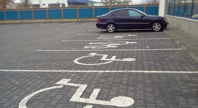 Un clujean a testat reacţia şoferilor care parchează pe locurile persoanelor cu dizabilităţi Un clujean a testat reacţia şoferilor care parchează pe locurile persoanelor cu dizabilităţi