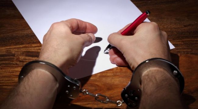 Articolul privind reducerea pedepselor pentru deţinuţii care publică lucrări ştiinţifice, suspendat