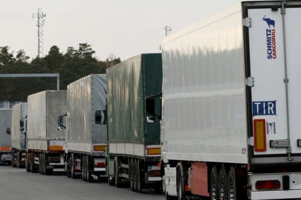 Transportatorii români care sunt blocaţi la punctele de trecere a frontierei dintre Grecia şi Bulgaria trebuie să plătească 100 de euro