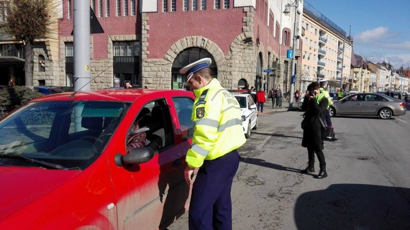 200 de șoferițe din Mureș, ”sancționate” cu mărțișoare