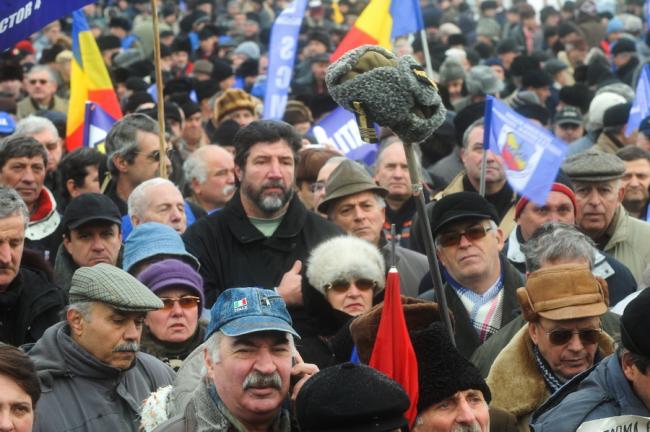 Cadrele militare disponibilizate protestează în Piaţa Victoriei din Capitală