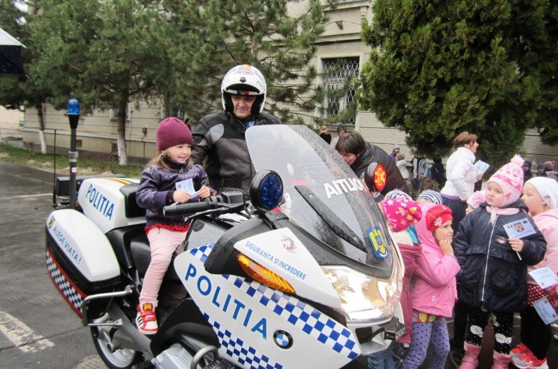 Motocicleta de poliție, mașina cu radar și mascații, în centrul atenției la Tg.Mureș