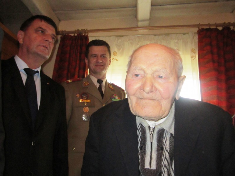 Doi veterani de război, sărbătoriți de autoritățile mureșene