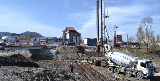 A început construcția podului spre localitatea brașoveană Tărlungeni