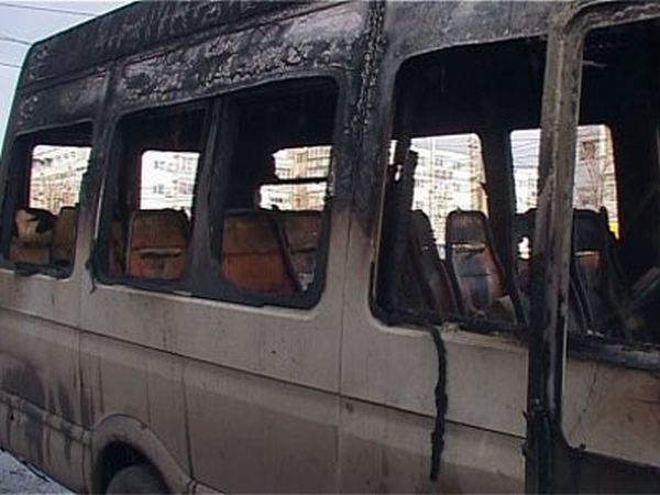 Un scurtcircuit electric a cauzat incendierea microbuzului pe DJ 142 în județul Mureș