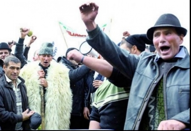 Sute de fermieri protestează în capitală