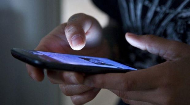 Utilizatorii de smartphone-uri petrec în total 28 de zile pe an cu ochii pe aparat