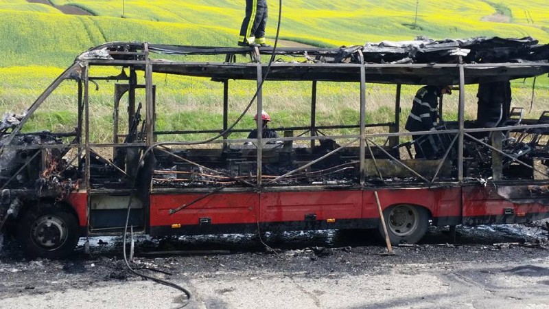Un autobuz a luat foc pe DN 14A, în Cucerdea