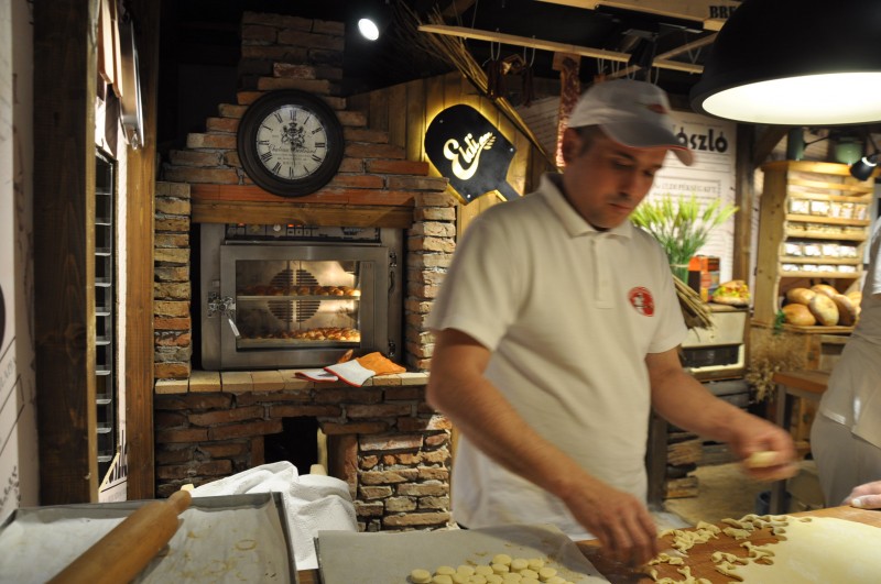 Producătorii şi consumatorii de pâine sfătuiţi să renunţe la franzelă