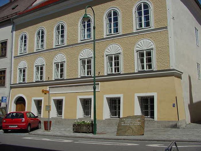 Guvernul austriac anunţă că intenţionează să intre în posesia locuinţei în care s-a născut Adolf Hitler