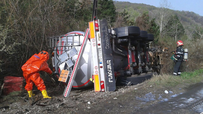 Trafic reluat pe DN 1, după mai mult de zece ore, cisterna cu acid sulfuric a fost repusă pe roți