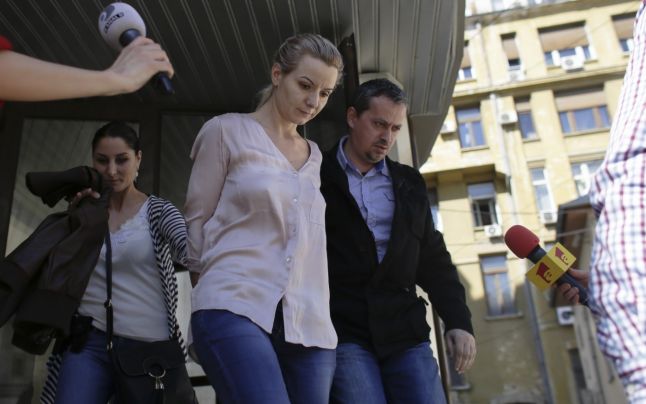 Protest al părinţilor faţă de decizia judecătorilor de a permite cercetarea în stare de libertate a educatoarei