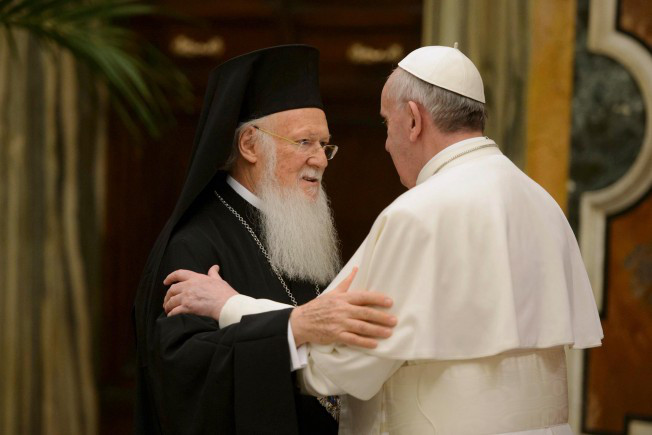 Papa Francisc a plecat din insula grecească Lesbos şi a luat cu sine 14 refugiaţi