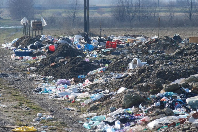 În judeţul Braşov gunoaiele se aruncă la voia întâmplării