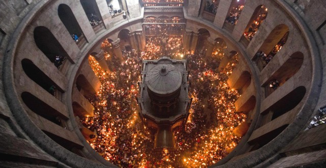 Lumina Sfântă de la Ierusalim va fi adusă, sâmbătă, în România Lumina Sfântă de la Ierusalim va fi adusă, sâmbătă, în România