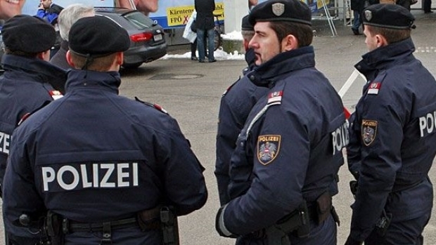 Trei români, cercetaţi în Austria