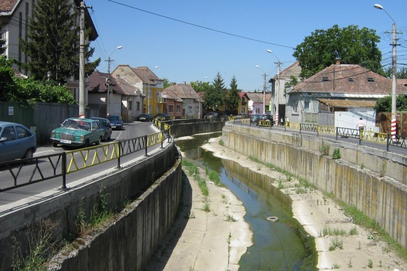 Reabilitarea malurilor pârâului Poklos din Tg. Mureș continuă