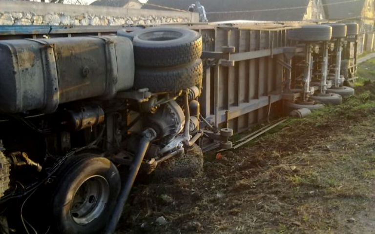 Un camion s-a răsturnat pe DN12, între Chichiş şi Coşeni