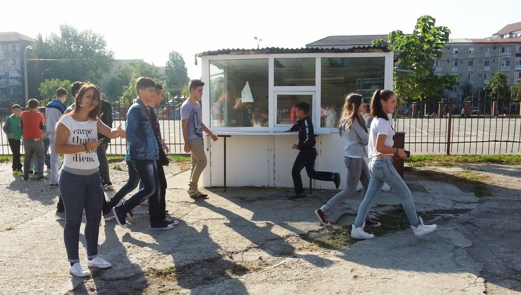 Aproape 50 de chioşcuri şi cantine care funcţionează în şcoli şi licee au fost verificate de inspectorii de la Protecţia Consumatorului