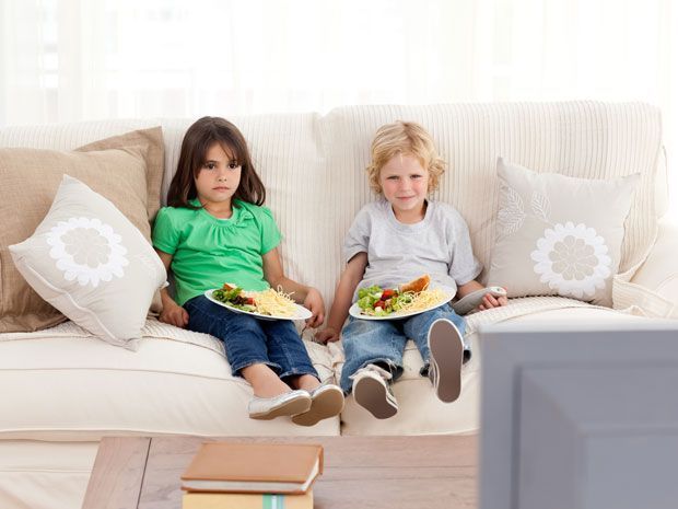 Mâncatul în faţa televizorului îi face pe copii obezi
