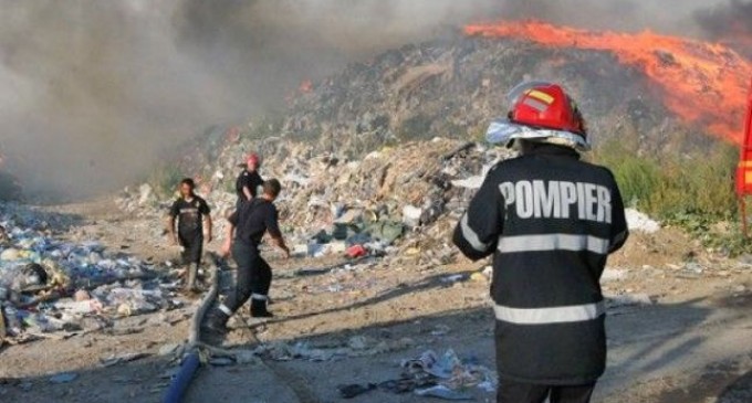 Mai multe echipe de pompieri intervin și la această oră pentru stingerea unui incendiu izbucnit la groapa de gunoi a Clujului
