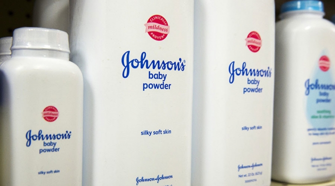 O femeie bolnavă de cancer ovarian a câștigat procesul intentat împotriva companiei „J&J”