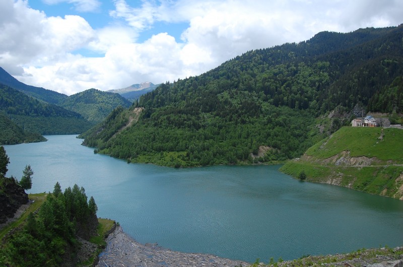 Acţiune de salvare a unui turist din Ungaria, căzut într-o râpă la barajul Gura Apelor din Retezat