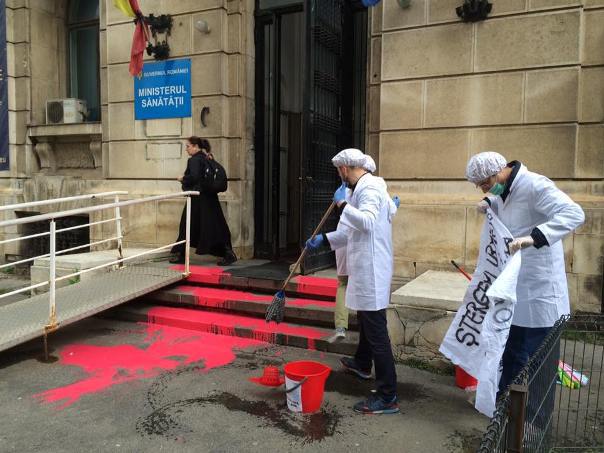 Protest spontan în această după-masă la Ministerul Sănătăţii