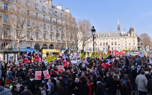 Se intensifică protestele în Franța