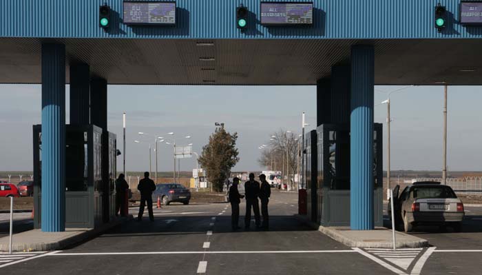 Percheziţii la poliţişti de la vama Stamora-Moraviţa acuzaţi de corupţie şi contrabandă