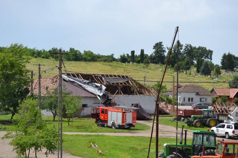 Pompierii mureșeni reiau în această dimineață refacerea locuințelor din Cuci și Dătășeni