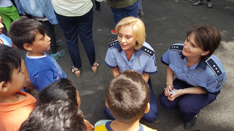 Polițiștii mureșeni au eliberat astăzi permise de pietoni pentru copii