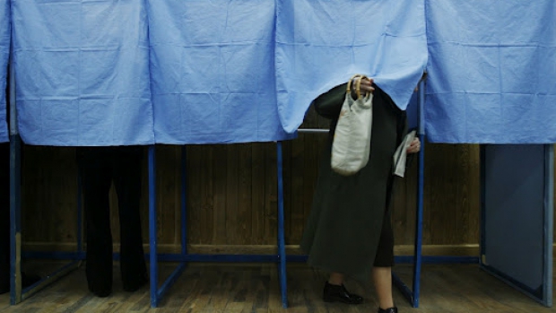 Peste 3 milioane de români au votat până în urmă cu o jumătate de oră, potrivit celor mai recente date de la BEC Peste 3 milioane de români au votat până în urmă cu o jumătate de oră, potrivit celor mai recente date de la BEC
