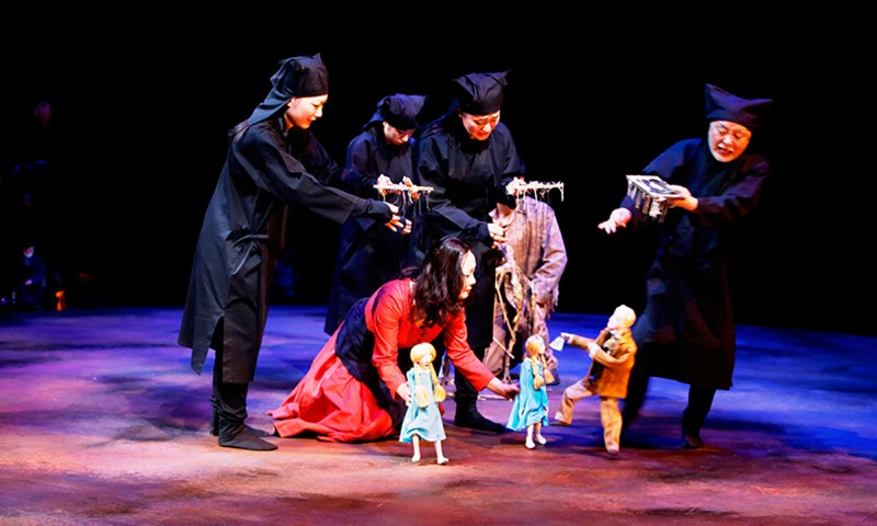 Un teatru cu o istorie de 380 de ani și un spectacol de văzut