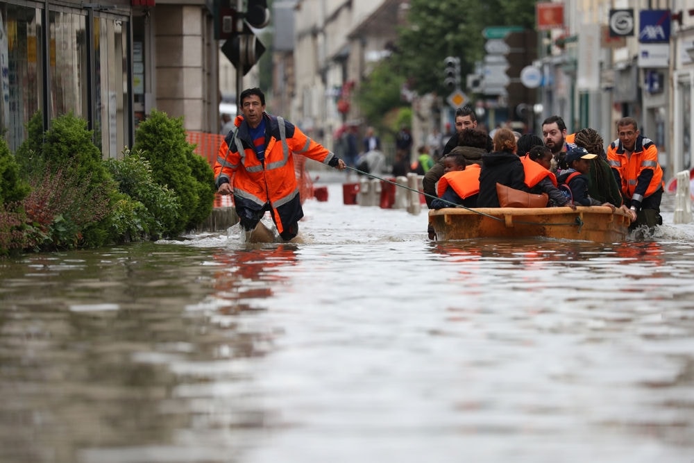 Inundaţii cu pierderi de vieţi omeneşti în Franţa şi Germania