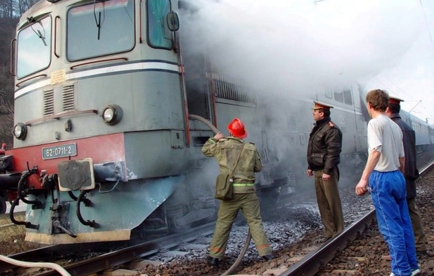 Circulaţia feroviară pe ruta Braşov-Sighişoara, întreruptă după ce locomotiva unui tren cu două vagoane a luat foc