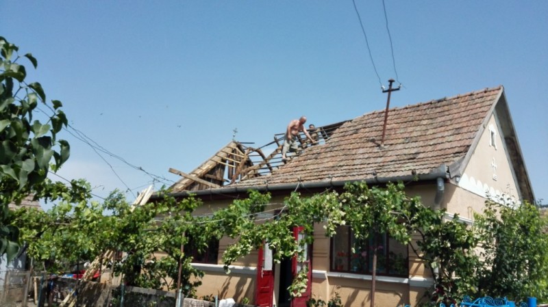 Un mureșean a căzut de pe casă, în timp ce încerca să repare acoperişul distrus de tornadă