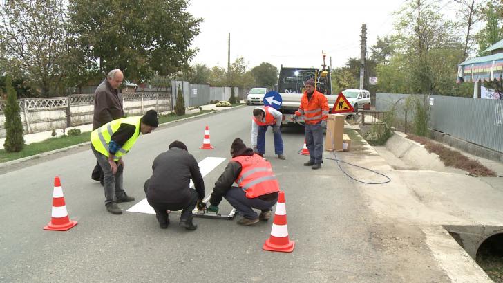 La Brașov au demarat lucrările de refacere a marcajului drumurilor județene