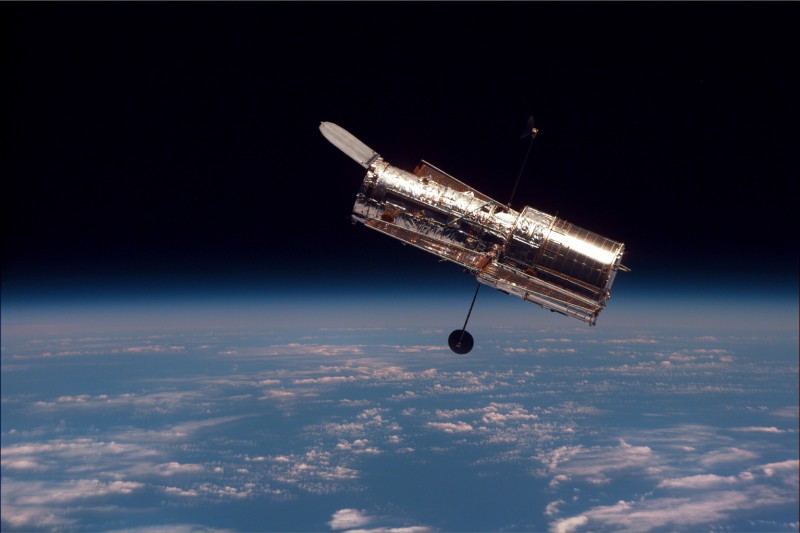 Telescopul Hubble a surprins explozia unei stele, învârtindu-se în mijlocul Nebuloasei Crabului