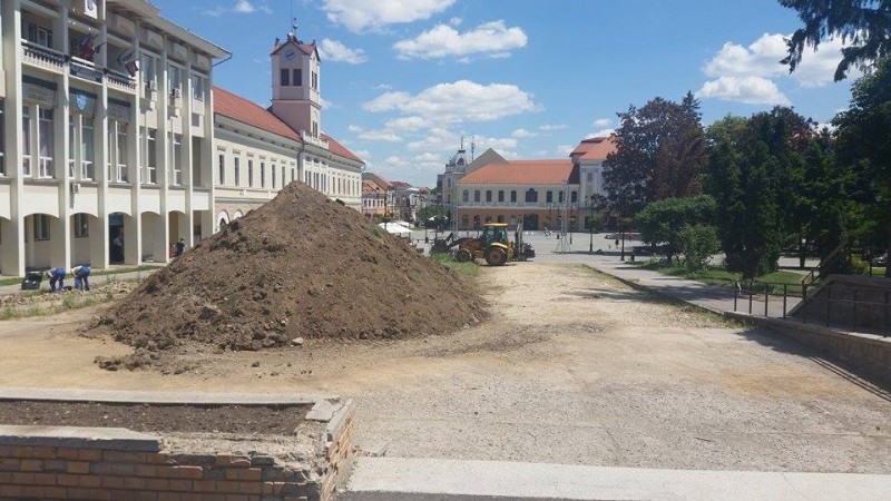 Grămada de pământ din centrul municipiului Sfântu Gheorghe a fost înlăturată