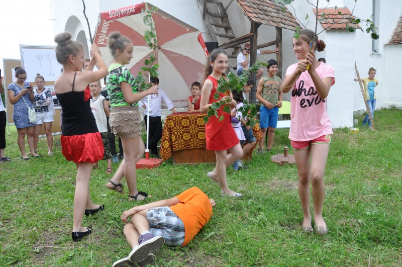 Trei actriţe străine fac lecţii de teatru cu copiii din Hundorf