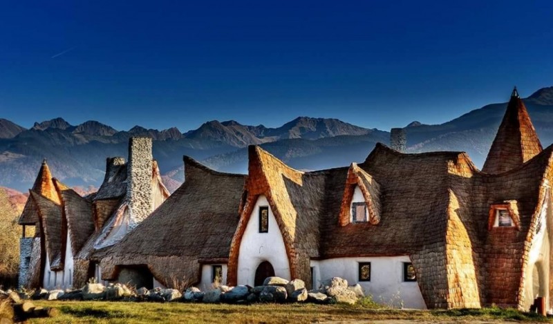 Un cuplu a construit un castel de basm în Transilvania