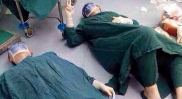 O poză cu doi chirurgi întinşi pe podea în sala de operaţie a cucerit Internetul