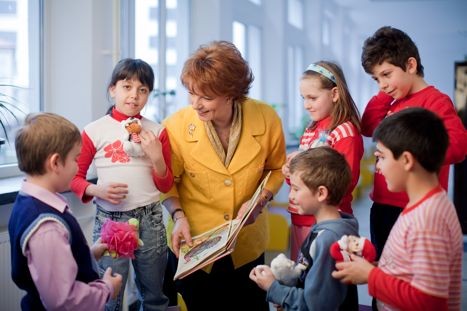 Sute de seniori mureșeni îi ajută pe copii să-și găsească vocațiile