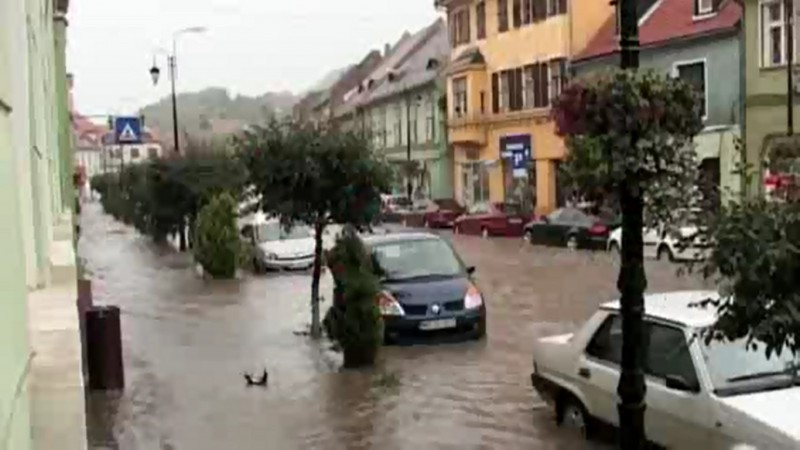 Centrul Sighișoarei, inundat după o ploaie torențială