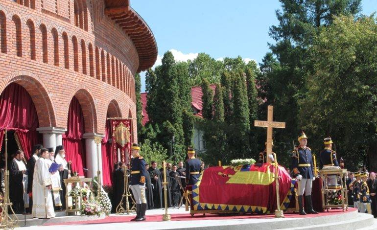 Slujba de înmormântare a Reginei Ana s-a încheiat la Noua Catedrală din Curtea de Argeş Slujba de înmormântare a Reginei Ana s-a încheiat la Noua Catedrală din Curtea de Argeş