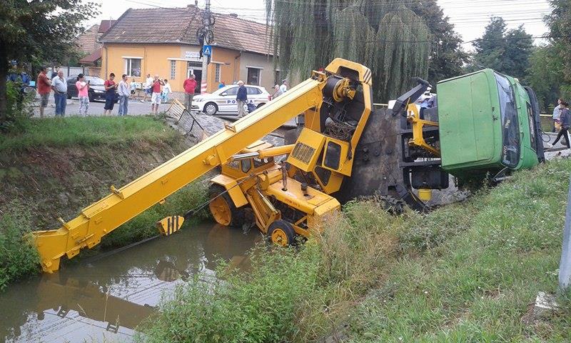 Un autocamion a căzut în pârâul Pocloș