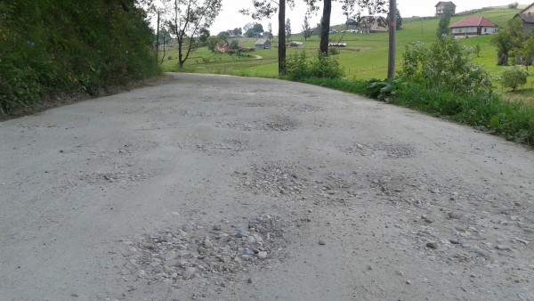 Se caută constructor pentru repararea drumului de la Șirnea