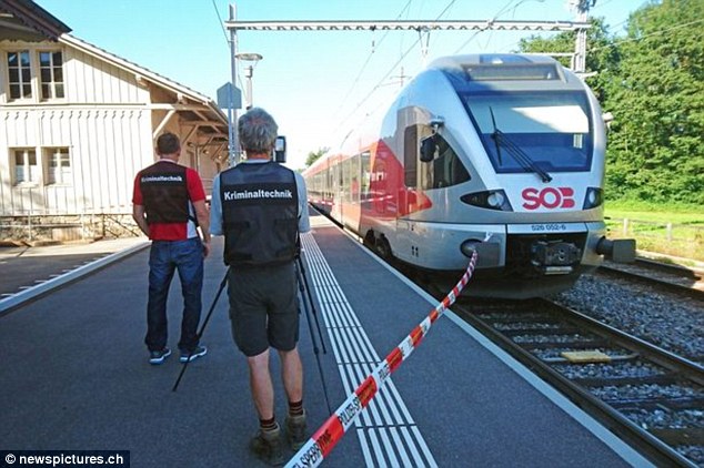 Vagon de tren incendiat şi pasageri atacaţi cu cuţitul, în Elveţia